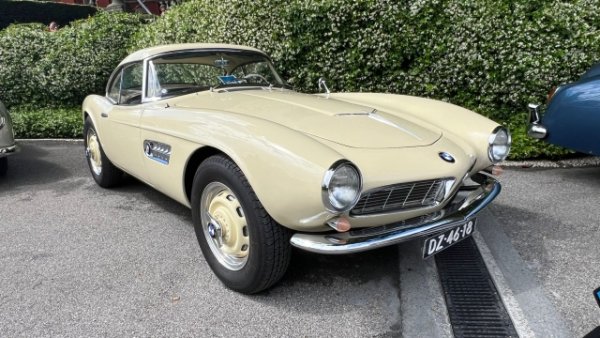BMW 507 Touring Sport е една от многото знаменити "дъщери" на Макс Хофман, известният вносител на европейски автомобили. 507 по това време е единствената немска кола, която се предлага на пазара с V-8. Също така е невероятно красива благодарение на дизайна на германския, но базиран в САЩ дизайнер Албрехт Граф фон Гьорц. 

Характеризиращ се с много високи производствени разходи, които не гарантират достатъчни маржове за BMW, този баварец минава за &bdquo;полууспешен&ldquo;. Само 252 екземпляра са произведени между 1956 и 1960 г., от които 14 в тази конкретна ливрея в цвят слонова кост. Този екземпляр има две други особено редки опции - твърд покрив, боядисан в цвета на каросерията, както и джантите Rudge.